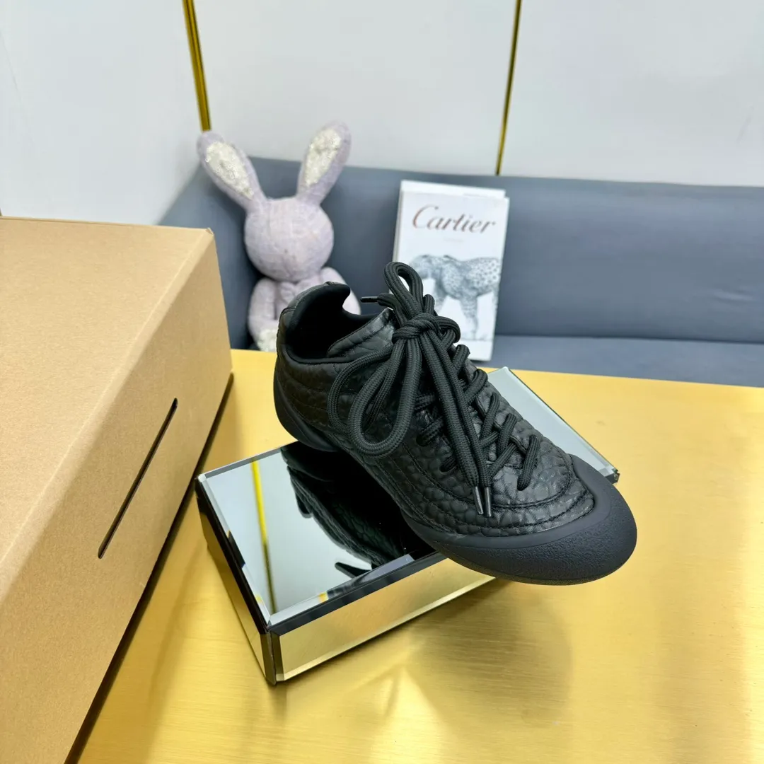 👟👟Ex-factory price 600👟👟 Men's size +10 The latest popular couple model ALEXANDER MCQUEEN/Alexander McQueen 24ss The latest autumn and winter Flexion series retro casual sneakers Original purchase development and production This Flexion Off white tone grain leather low-top sneakers use different sizes of laces and are matched with lightweight segmented soles inspired by anatomy. The reverse skull pattern is embossed on the heel. Fabric: Original customized imported first-layer cowhide. Lining: Customized imported breathable mesh lining. Sole: Original open-molded non-slip TPU material. Size: #women's model 35-40 #men's model 39-45 (custom-made for 45, non-refundable)